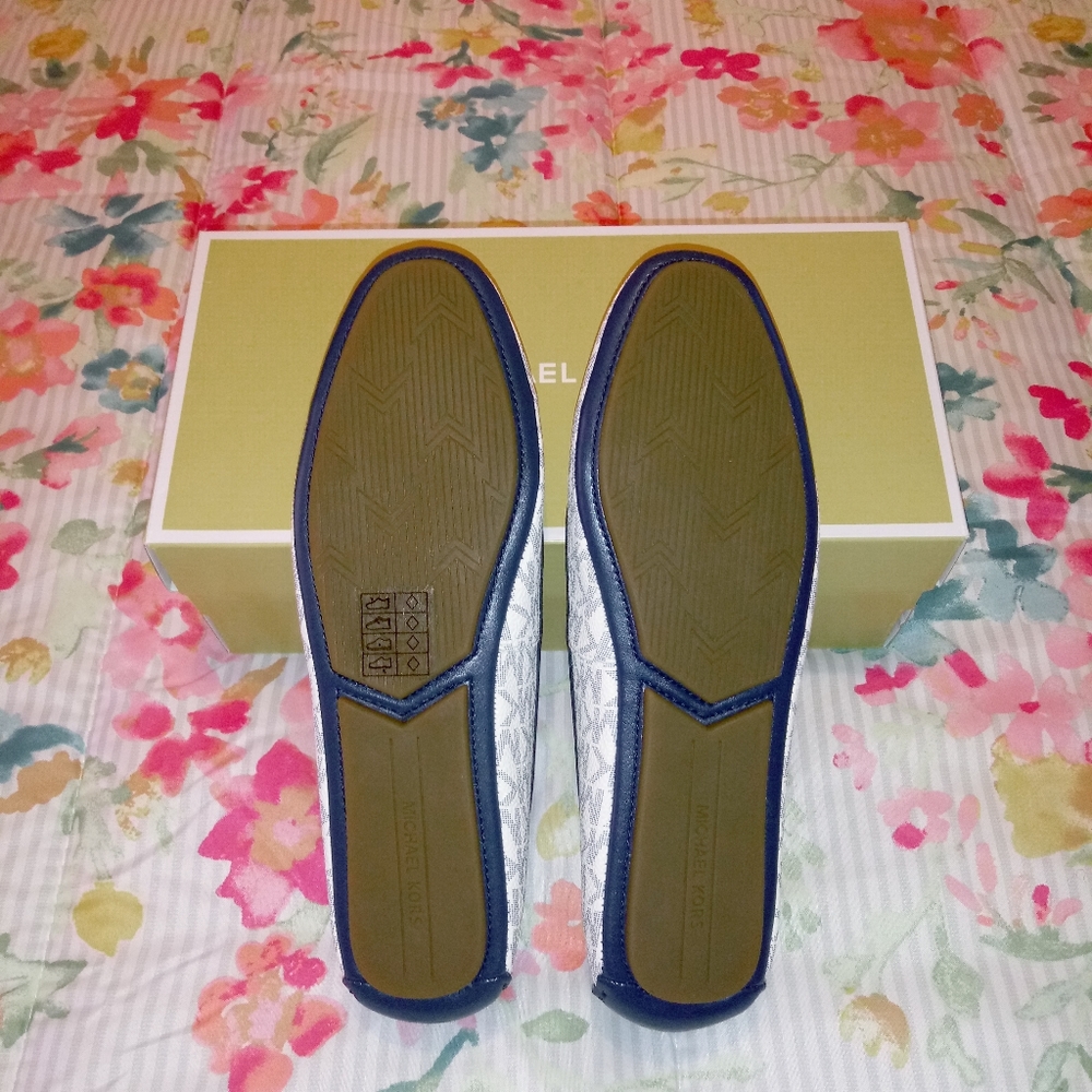 Michael Kors Lillie Moc Flats - Picture 5 of 10